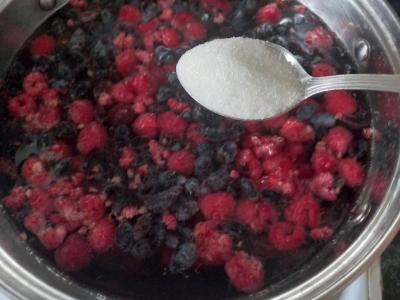 Šaltalankių, aviečių ir vyšnių kompotas Žingsnis 3