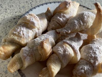 Kruasanai su virta saldžia grietinėle pagrindine nuotrauka