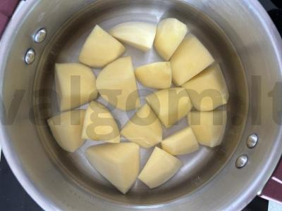 Švelni bulvių apkepas su pievagrybiais Žingsnis 1