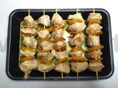 Vištienos mėsa ant iešmelių su džiovintomis abrikosais Žingsnis 2