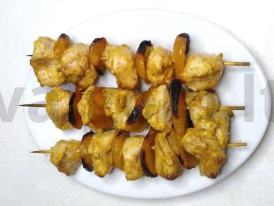 Vištienos mėsa ant iešmelių su džiovintomis abrikosais pagrindine nuotrauka