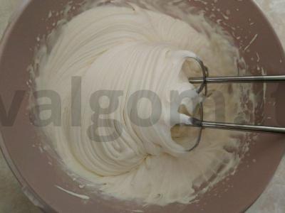 Išskirtinis tortas „Raudonas aksomas“ su maskarponės kremu ir vaisiais Žingsnis 4