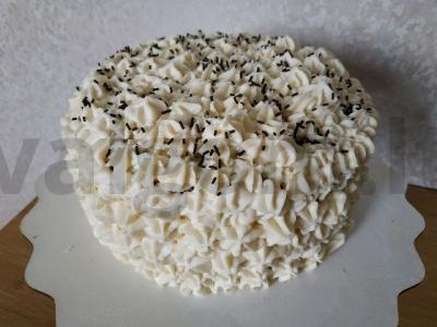 Išskirtinis tortas „Raudonas aksomas“ su maskarponės kremu ir vaisiais pagrindine nuotrauka