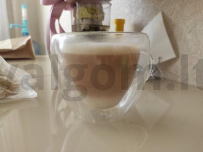 Latte su prancūzišku presu pagrindine nuotrauka