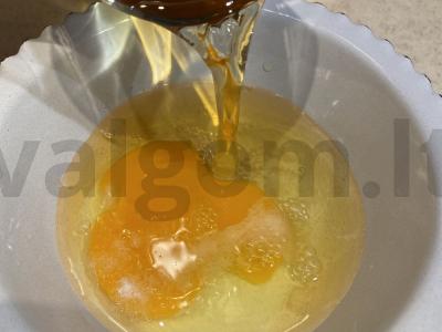 Keptas menkė alaus tešloje Žingsnis 1