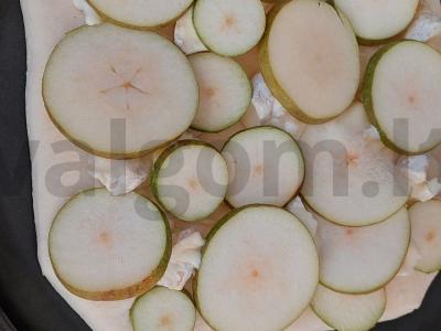 Pyragas su kriaušėmis ir brie sūriu Žingsnis 2