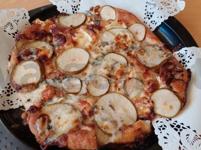 Pyragas su kriaušėmis ir brie sūriu pagrindine nuotrauka