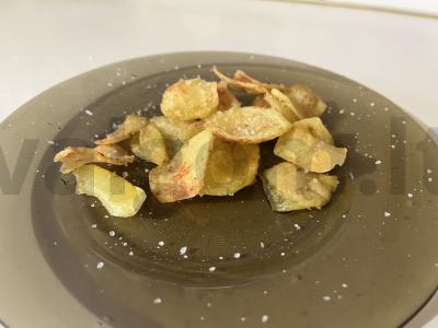 Traškūs bulvių traškučiai su druska ir paprika pagrindine nuotrauka