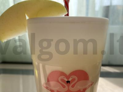 Gaivus salierų, žalio obuolio ir citrinos kokteilis pagrindine nuotrauka