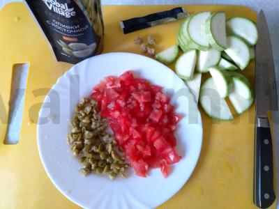 Pyragas su alyvuogėmis, pomidorais ir prieskoninėmis žolelėmis Žingsnis 1