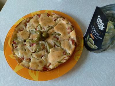 Pyragas su alyvuogėmis, pomidorais ir prieskoninėmis žolelėmis pagrindine nuotrauka