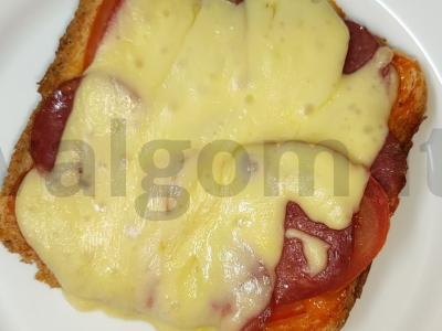 Mini pica su saliami pagrindine nuotrauka