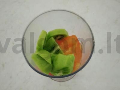 Tropinis smoothie su persimonu ir kiviu Žingsnis 1