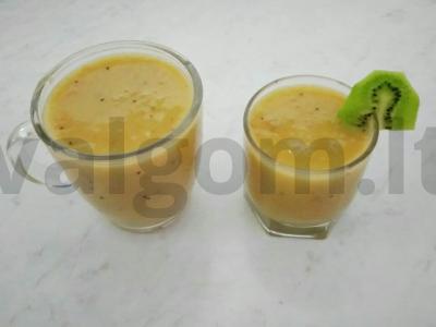 Tropinis smoothie su persimonu ir kiviu pagrindine nuotrauka