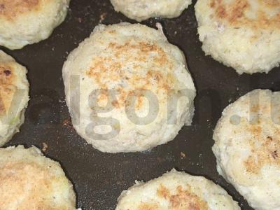 Žuvies kotletai iš menkės su džiūvėsėliais Žingsnis 4