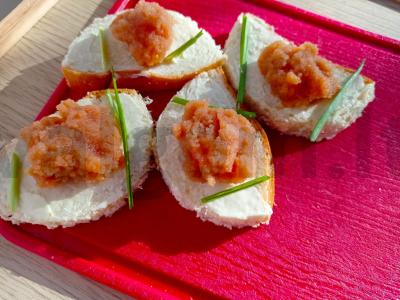 Brusketa su menkės ikrais ir kreminiu sūriu pagrindine nuotrauka