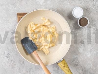 Avokado, lašišos ir kiaušinių skramblo tostai Žingsnis 2