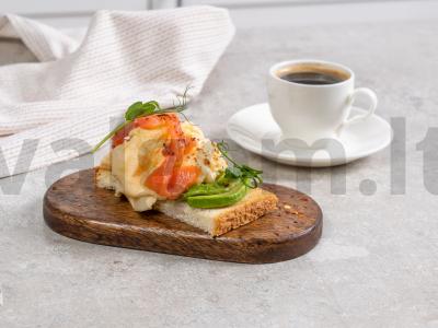 Avokado, lašišos ir kiaušinių skramblo tostai pagrindine nuotrauka