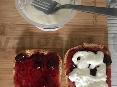 Tostai su straciatella sūriu ir vyšnių džemu bei avokado tostai Žingsnis 2