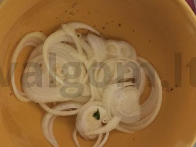 Žuvies salotos su svogūnais Žingsnis 1