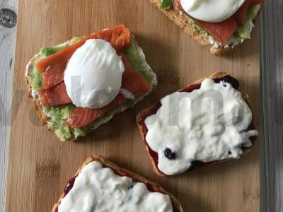Tostai su straciatella sūriu ir vyšnių džemu bei avokado tostai Žingsnis 5
