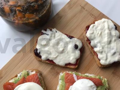 Tostai su straciatella sūriu ir vyšnių džemu bei avokado tostai pagrindine nuotrauka