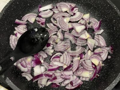 Juliens su vištiena ir kietuoju sūriu keptuvėje Žingsnis 1