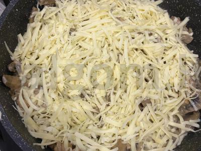 Juliens su vištiena ir kietuoju sūriu keptuvėje Žingsnis 4