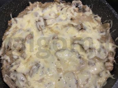 Juliens su vištiena ir kietuoju sūriu keptuvėje pagrindine nuotrauka