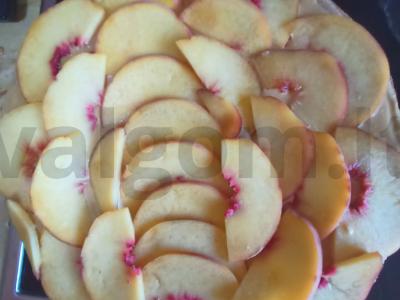 Tortas iš paruoštų biskvitų: bananas, apelsinas, persikas, želė Žingsnis 6