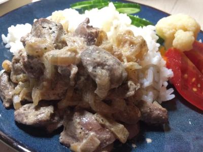 Vištienos širdelės grietinėlės padaže pagrindine nuotrauka