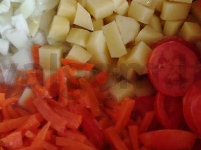 Troškinti daržovės su mėsa ir lęšiais Žingsnis 2