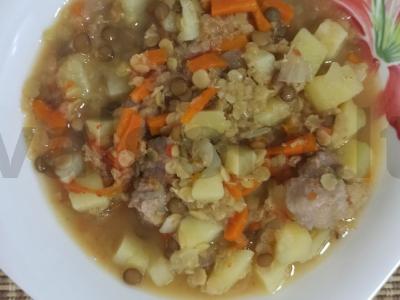 Troškinti daržovės su mėsa ir lęšiais pagrindine nuotrauka