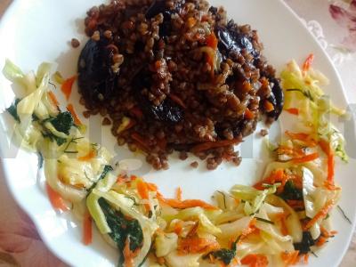 Grikių košė su džiovintais slyvomis ir jautienos kepenimis pagrindine nuotrauka