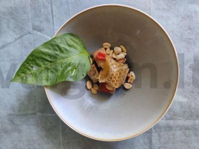 Keptas tofu su žemės riešutais, aštriu pipiru ir medumi pagrindine nuotrauka