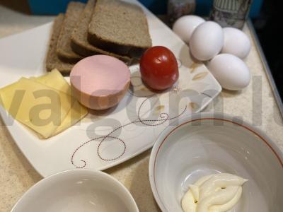 Kiaušinių sumuštinis su dešra Žingsnis 1