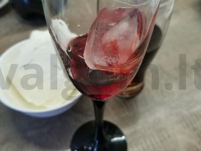 Be alkoholinis kokteilis su grenadinu ir ledais Žingsnis 1
