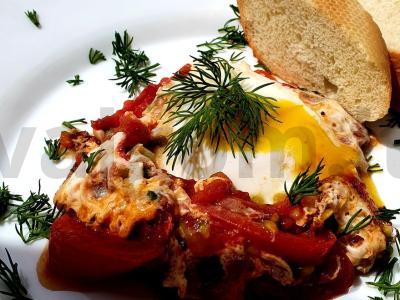 Šakšuka su pomidorais ir žolelėmis per 10 minučių pagrindine nuotrauka