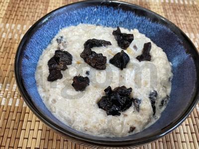 Avižinė košė su džiovintais slyvomis pagrindine nuotrauka