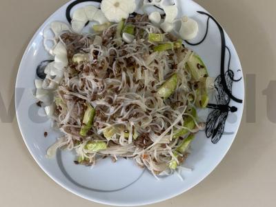 Ryžių makaronai su faršu ir cukinijomis pagrindine nuotrauka