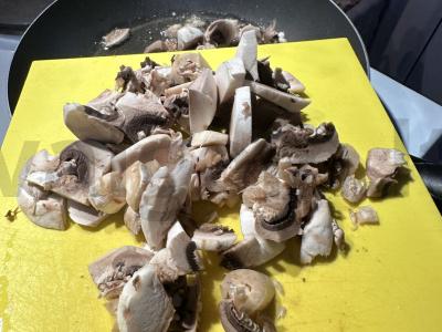 Virti bulvės su pievagrybiais grietinėlės svieste Žingsnis 1