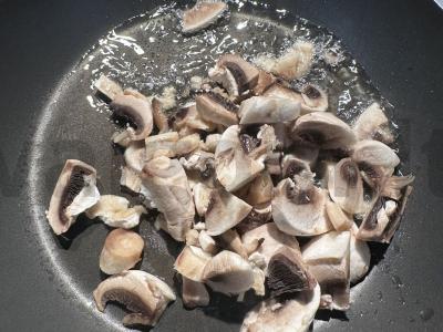 Virti bulvės su pievagrybiais grietinėlės svieste Žingsnis 2