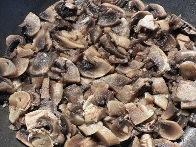 Virti bulvės su pievagrybiais grietinėlės svieste Žingsnis 3