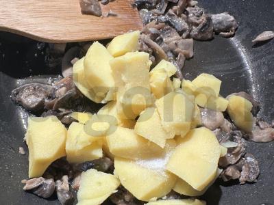 Virti bulvės su pievagrybiais grietinėlės svieste Žingsnis 4