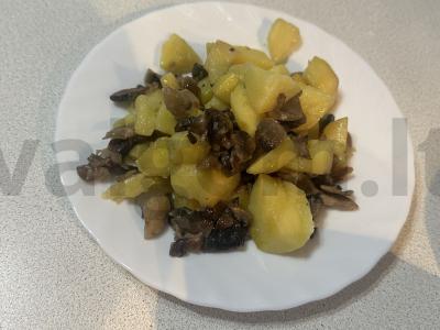 Virti bulvės su pievagrybiais grietinėlės svieste pagrindine nuotrauka