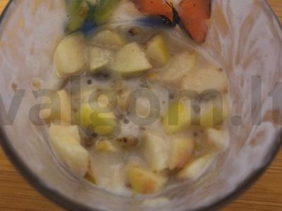 Desertas iš muesli su jogurtu ir obuoliu pagrindine nuotrauka