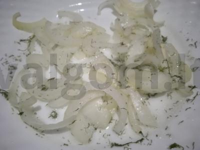 Kiaulienos širdies salotos su marinuotais svogūnais ir alyvuogių aliejumi Žingsnis 3