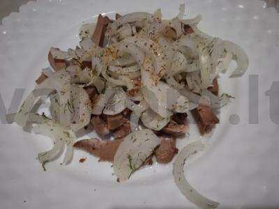 Kiaulienos širdies salotos su marinuotais svogūnais ir alyvuogių aliejumi Žingsnis 4