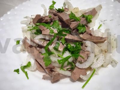 Kiaulienos širdies salotos su marinuotais svogūnais ir alyvuogių aliejumi pagrindine nuotrauka