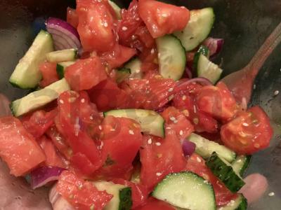 Salotas su vynuogių sėklų aliejumi pagrindine nuotrauka